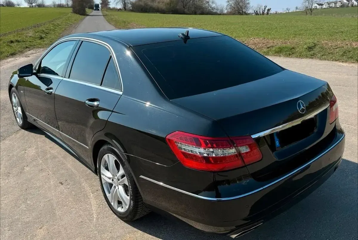 Gebraucht Mercedes E350 Avantgarde 265 PS (194 kW) 2011 Schwarz Limousine