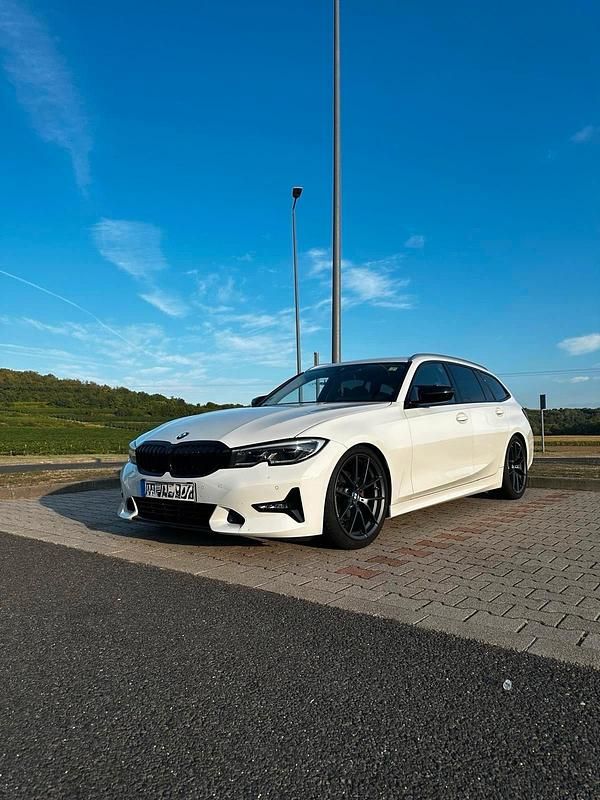 Weiß Gebraucht 2020 BMW 320 M Sport Kombi | 29.000 € (Fairer Preis) - Bild 1/4