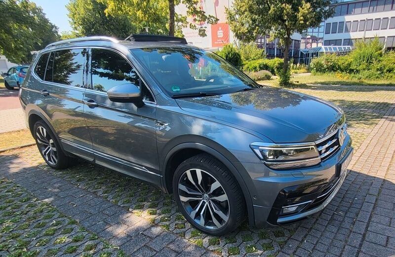 Grau Gebraucht 2020 VW Tiguan Allspace R-line SUV | 36.300 € (Teuer) - Bild 1/4