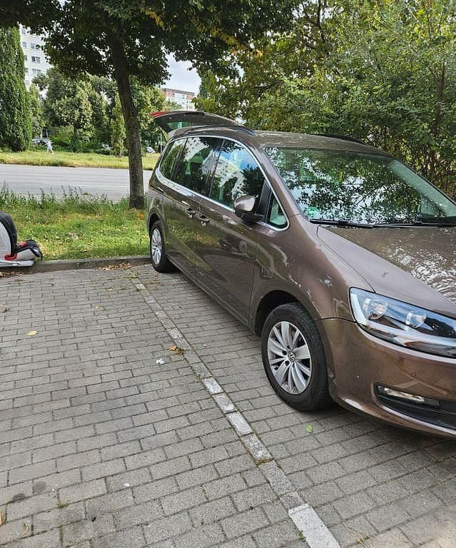 Braun Gebraucht 2011 VW Sharan Highline Van / Kleinbus | 7.500 € (Superpreis) - Bild 1/4