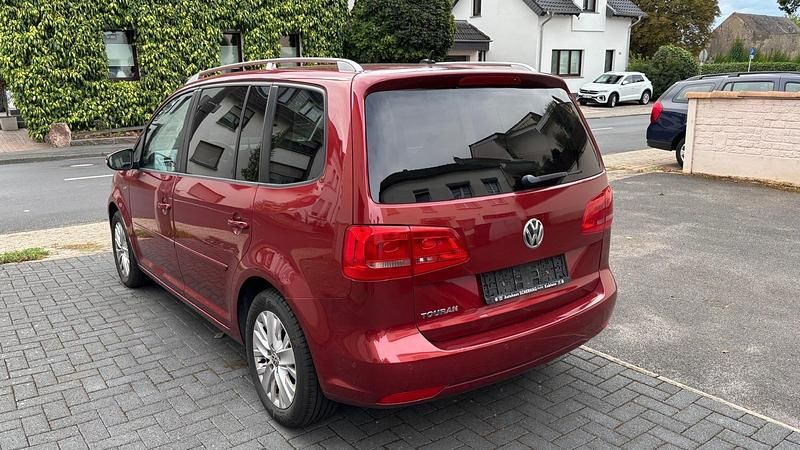 Gebraucht VW Touran Life 105 PS (77 kW) 2014 Rot Van / Kleinbus