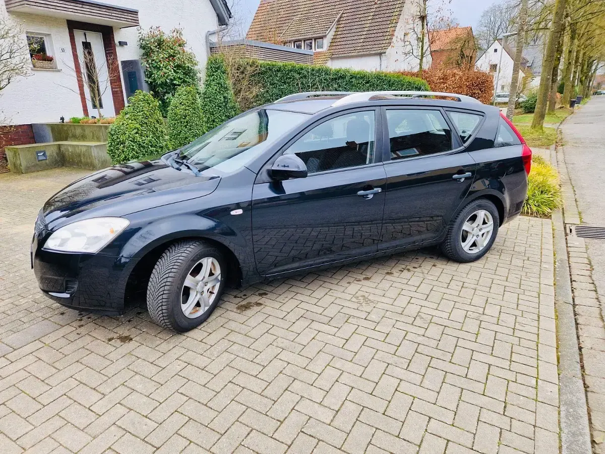 Używany Kia Ceed LX 126 KM (92 kW) 2009 Czarny Hatchback