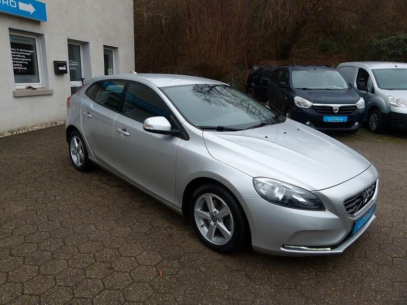Gebraucht Volvo V40 Kinetic 114 PS (83 kW) 2014 Silber Limousine