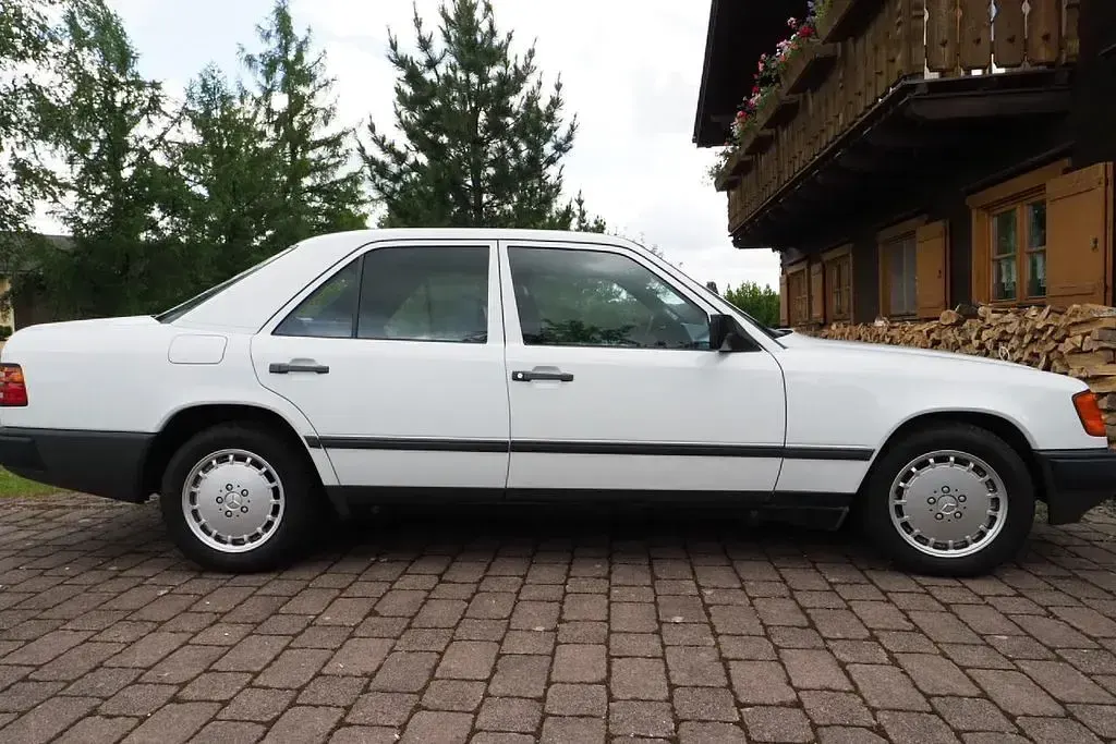 Gebraucht Mercedes E260 160 PS (117 kW) 1989 Weiß Limousine