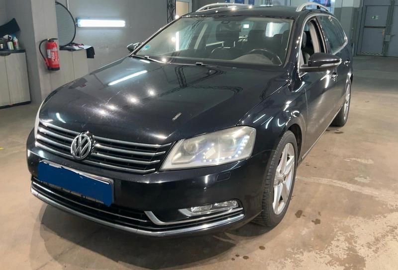 Schwarz Gebraucht 2012 VW Passat Highline Kombi | 5.490 € (Superpreis) - Bild 1/4