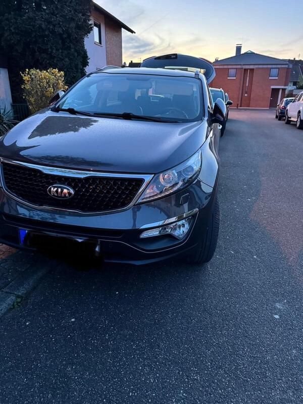 Grau Gebraucht 2015 Kia Sportage Spirit SUV | 12.700 € (Etwas zu teuer) - Bild 1/4