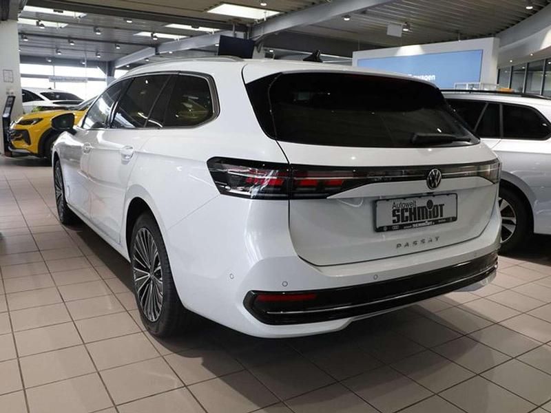 Neu VW Passat Elegance 150 PS (110 kW) 2025 Oryxweiß perlmutteffekt Limousine