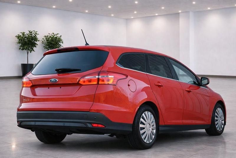 Gebraucht Ford Focus Titanium 125 PS (91 kW) 2017 Rot Kombi