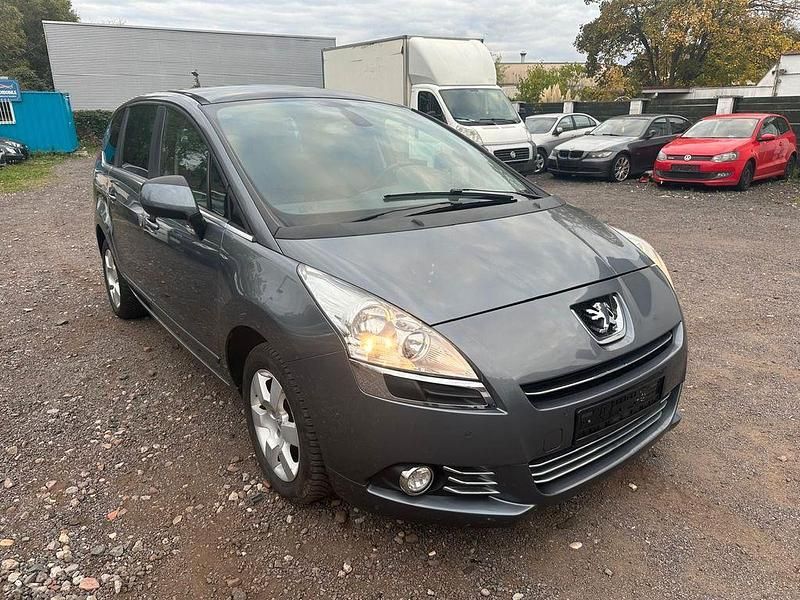 Grau Gebraucht 2012 Peugeot 5008 Family Van / Kleinbus | 3.499 € (Fairer Preis) - Bild 1/4