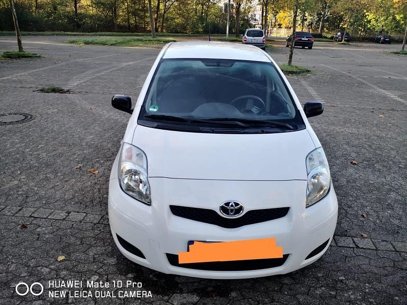 Weiß Gebraucht 2011 Toyota Yaris Kleinwagen | 3.700 € (Etwas zu teuer) - Bild 1/4