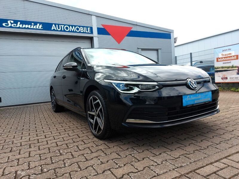Deep black perleffekt (metallic) Gebraucht 2021 VW Golf VIII Style Kombi | 21.990 € (Fairer Preis) - Bild 1/4