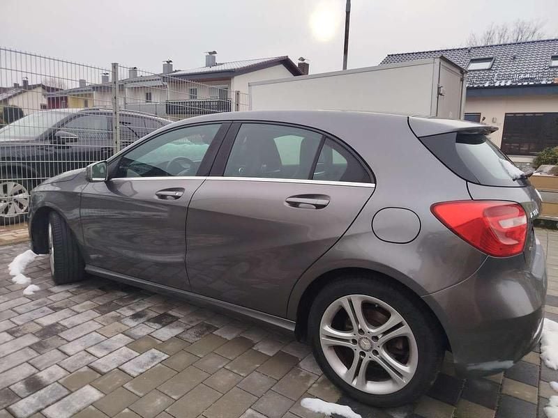 Gebraucht Mercedes A180 109 PS (80 kW) 2014 Grau Limousine