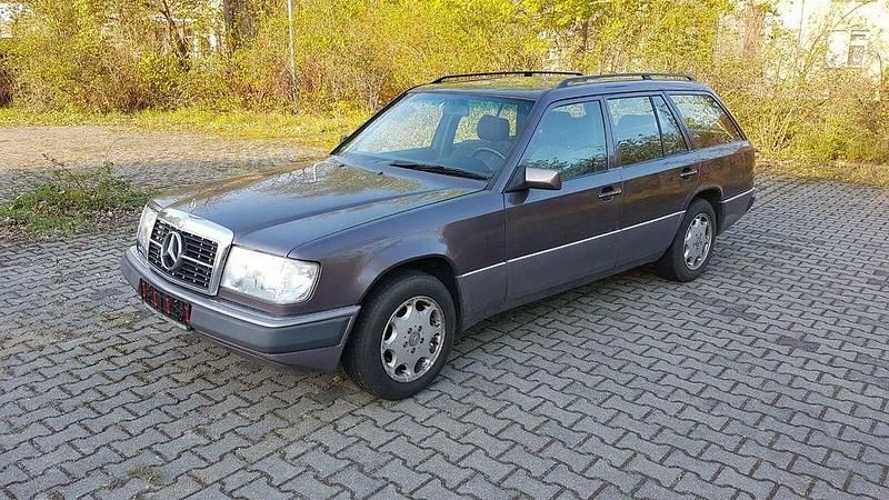 Braun Gebraucht 1993 Mercedes E220 Kombi | 6.999 € - Bild 1/4