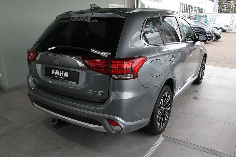 Gebraucht Mitsubishi Outlander P-HEV Plus 121 PS (88 kW) 2017 Grau SUV