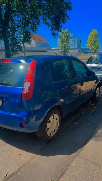 Gebraucht Ford Fiesta Ambiente 82 PS (60 kW) 2008 Blau Kleinwagen