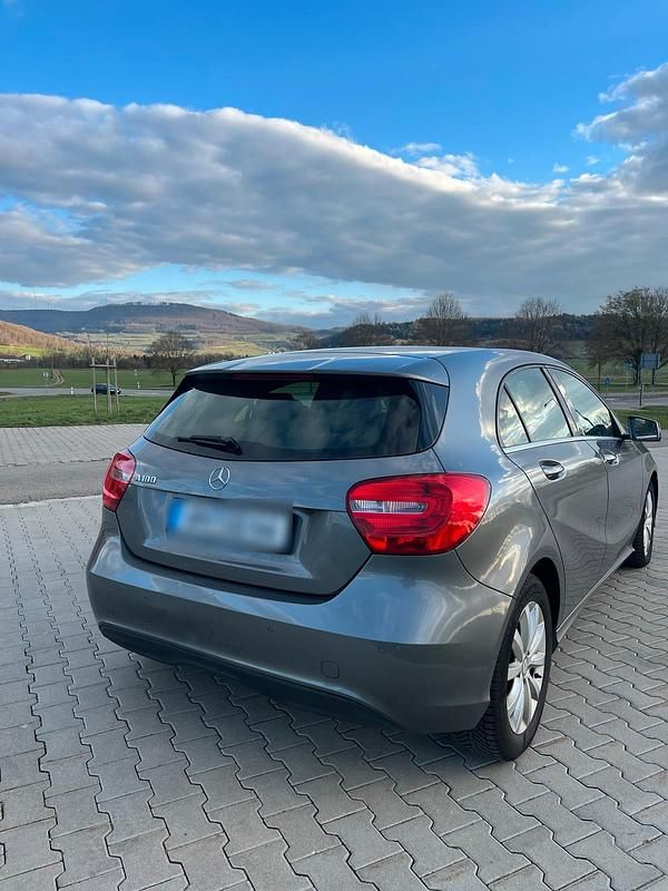 Gebraucht Mercedes A180 122 PS (89 kW) 2013 Silber Kleinwagen