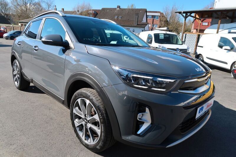 Grau Gebraucht 2022 Kia Stonic Platinum Edition SUV | 19.800 € (Etwas zu teuer) - Bild 1/4