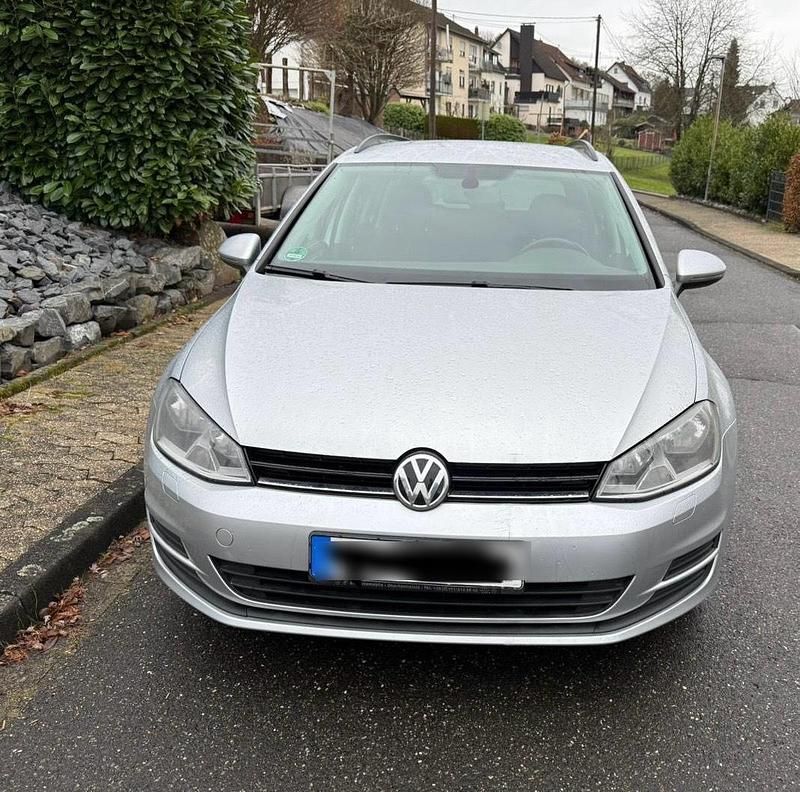 Silber Gebraucht 2015 VW Golf VII Comfortline Kombi | 5.999 € (Superpreis) - Bild 1/4