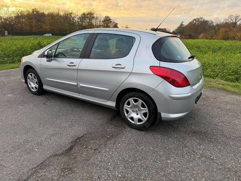 Gebraucht Peugeot 308 Platinum 111 PS (81 kW) 2011 Silber Limousine