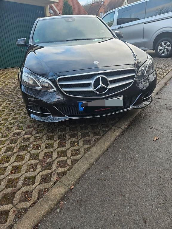 Gebraucht Mercedes E220 Avantgarde 170 PS (125 kW) 2016 Schwarz Limousine