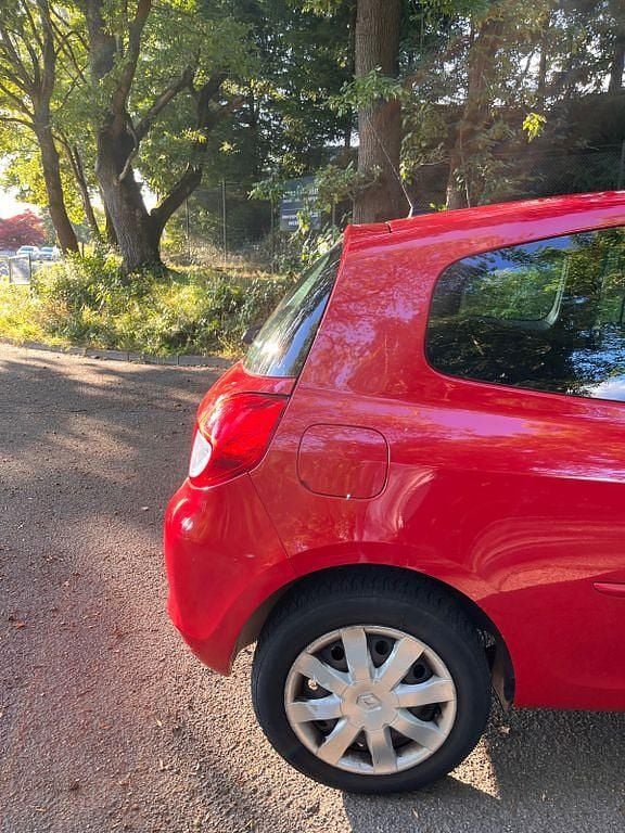 Gebraucht Renault Clio III 75 PS (55 kW) 2012 Rot Limousine