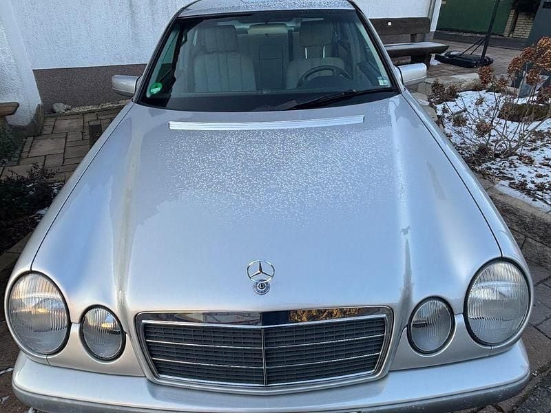 Silber Gebraucht 1998 Mercedes E240 Classic Limousine | 2.800 € (Fairer Preis) - Bild 1/4
