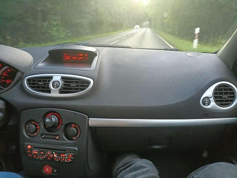 Gebraucht 2010 Renault Clio II Dynamique Limousine | 1.650 € (Fairer Preis) - Bild 1/3