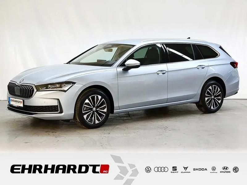 Silber Gebraucht 2025 Skoda Superb Selection Kombi | 44.489 € (Fairer Preis) - Bild 1/4