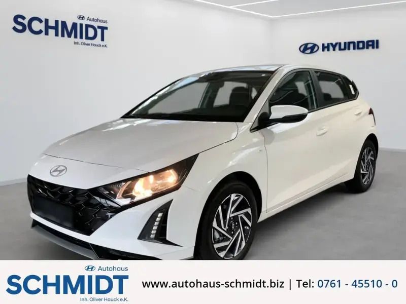 Atlas white / sol Gebraucht 2024 Hyundai i20 Trend Limousine | 21.490 € (Fairer Preis) - Bild 1/1