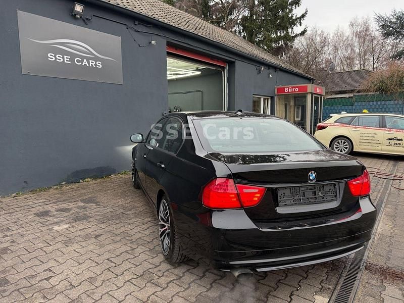 Gebraucht BMW 320 184 PS (135 kW) 2010 Schwarz Limousine