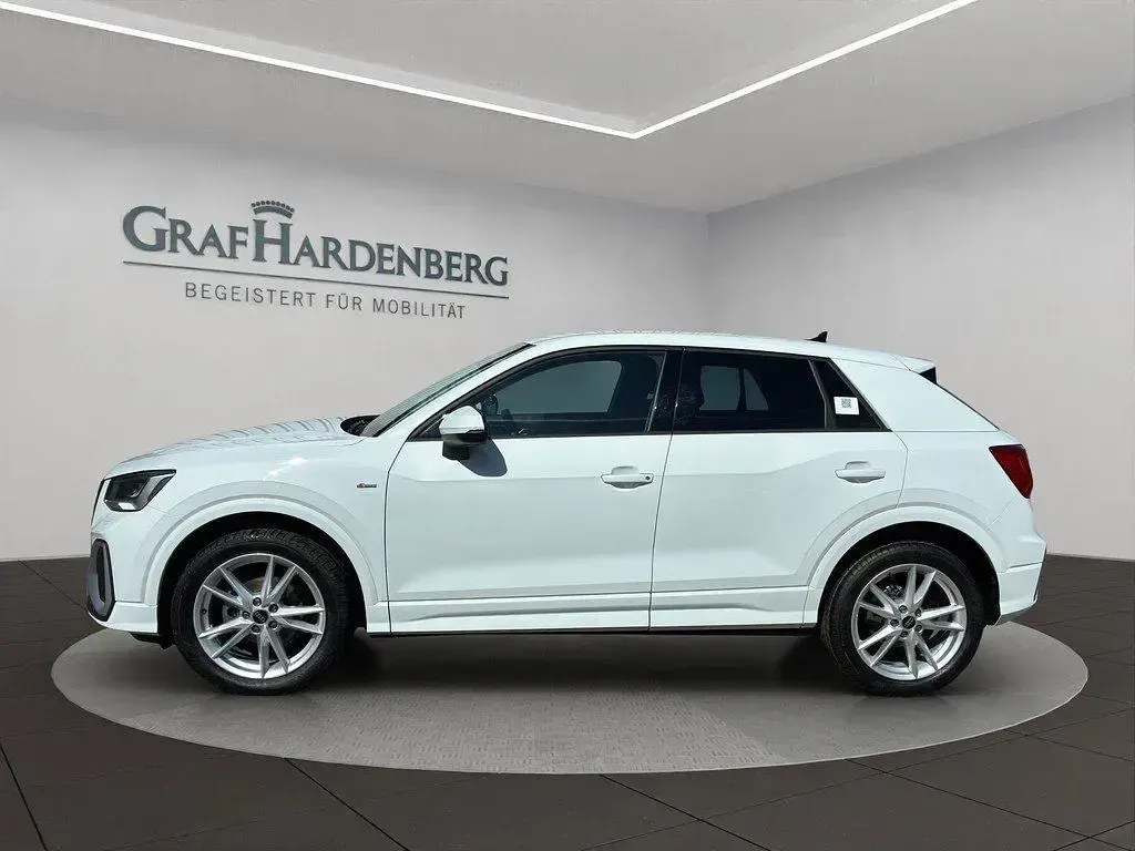 Gebraucht Audi Q2 S-Line 150 PS (110 kW) 2025 Gletscherweiß metallic SUV