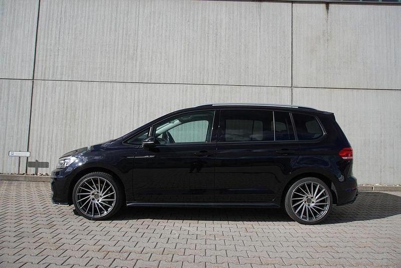 Gebraucht VW Touran R-line 150 PS (110 kW) 2018 Deep black perleffekt Van / Kleinbus