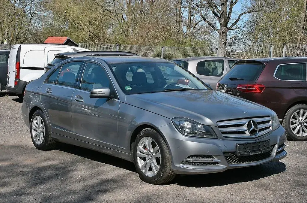 Gebraucht Mercedes C180 156 PS (114 kW) 2013 Silber Limousine