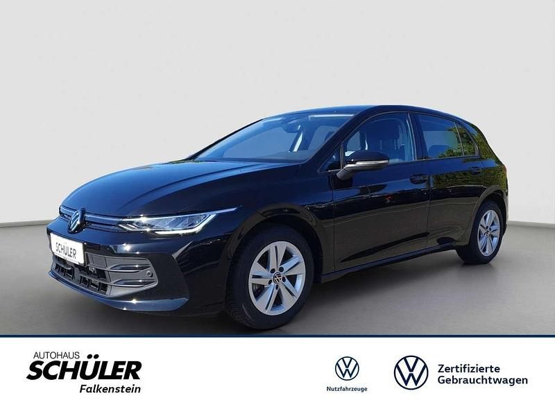 Schwarz grenadillschwarz metallic metallic Gebraucht 2024 VW Golf VIII Life Limousine | 23.385 € (Fairer Preis) - Bild 1/4