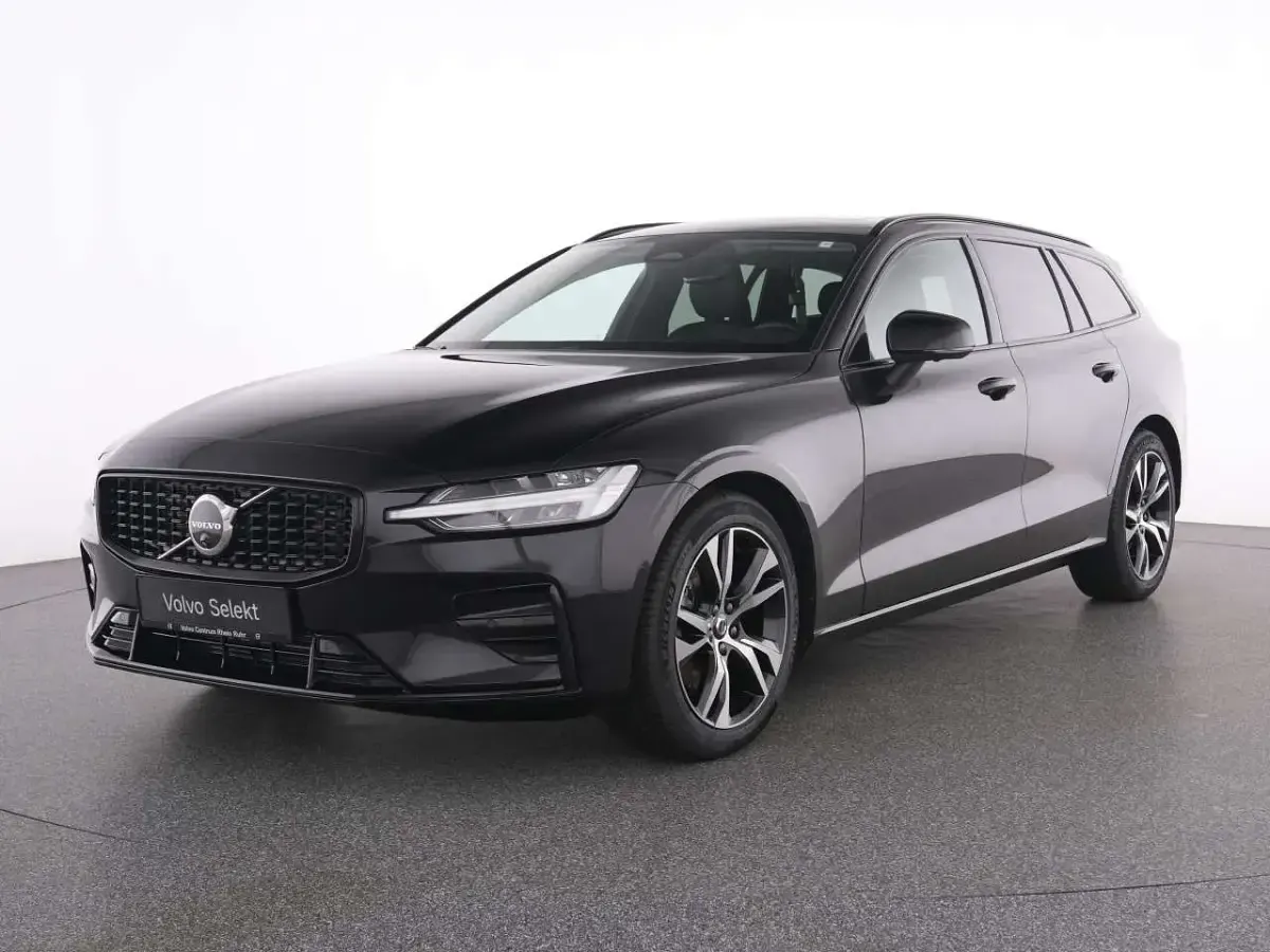 Gebraucht Volvo V60 Plus 197 PS (144 kW) 2025 Onyx black / metallic Kombi