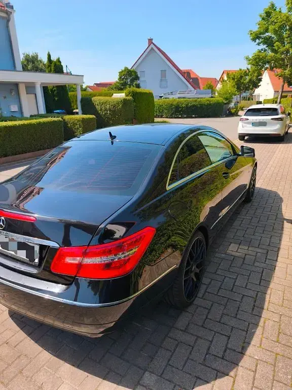 Gebraucht Mercedes E220 170 PS (125 kW) 2012 Schwarz Coupé