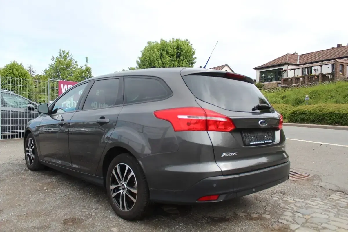 Gebraucht Ford Focus Trend 101 PS (74 kW) 2016 Grau Kombi