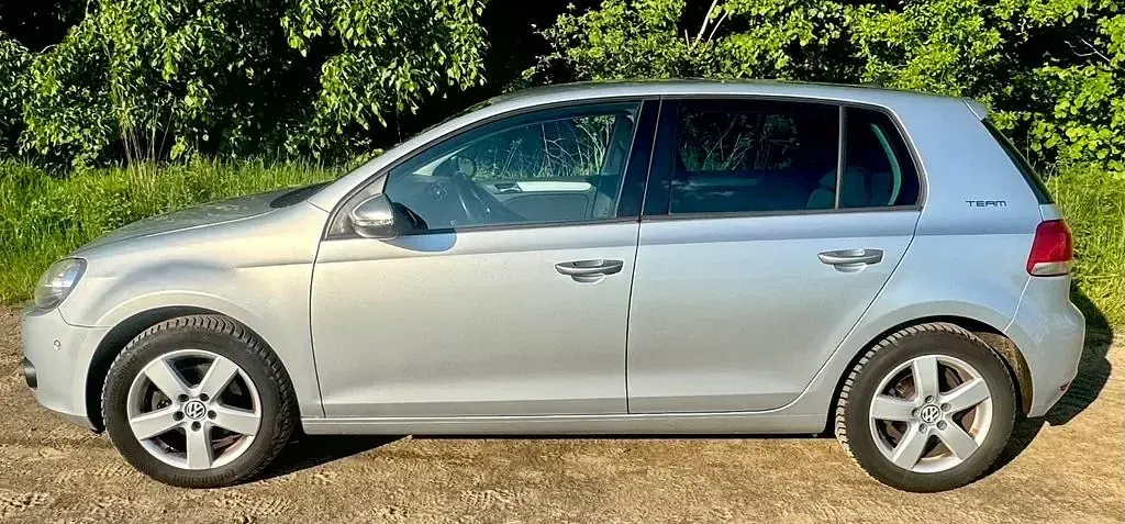Gebraucht VW Golf VI Team 105 PS (77 kW) 2010 Silber Kleinwagen