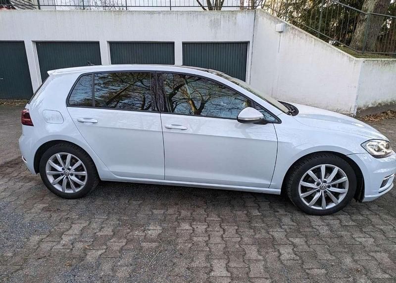 Grau Gebraucht 2017 VW Golf VII Comfortline Kleinwagen | 15.500 € (Fairer Preis) - Bild 1/4