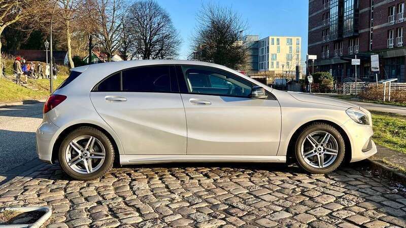 Silber Gebraucht 2017 Mercedes A180 AMG line Limousine | 21.000 € - Bild 1/4