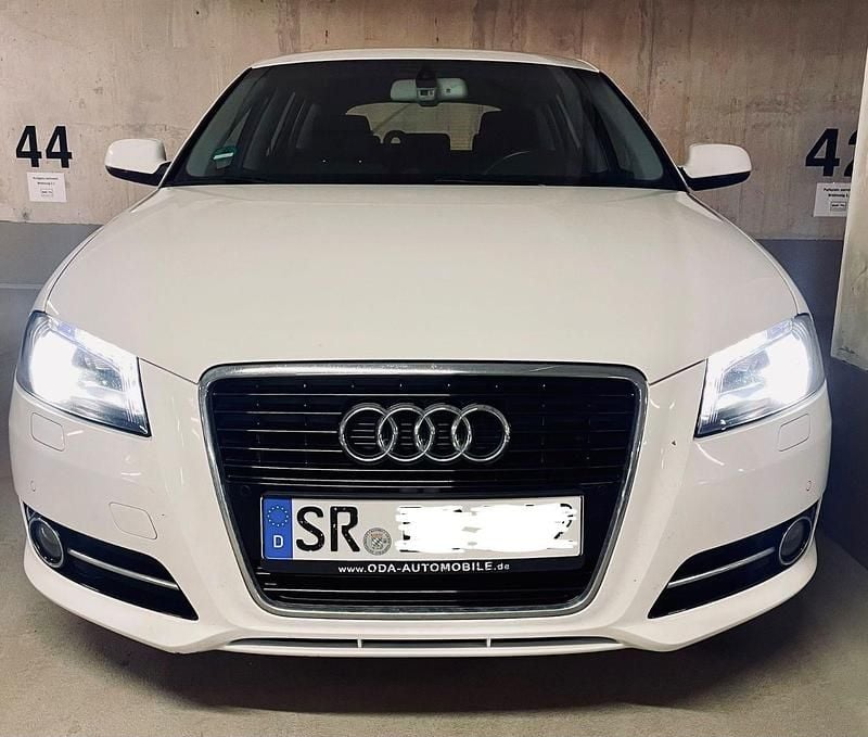 Gebraucht Audi A3 Sportback Attraction 105 PS (77 kW) 2012 Weiß Kleinwagen
