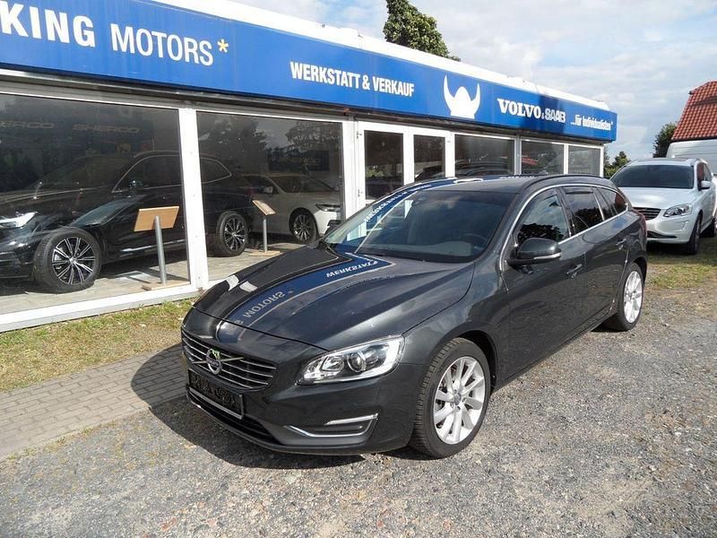 Grau Gebraucht 2014 Volvo V60 Momentum Kombi | 15.980 € (Fairer Preis) - Bild 1/4