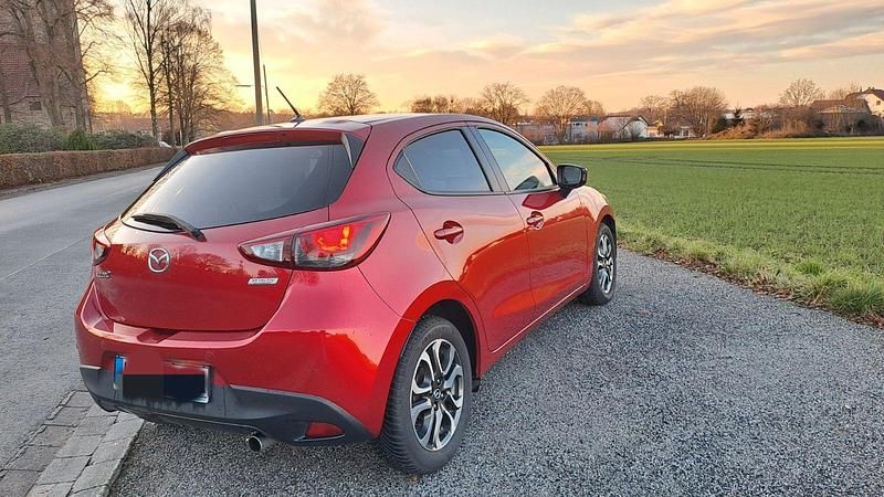Gebraucht Mazda 2 Edition 90 PS (66 kW) 2015 Rot Kleinwagen
