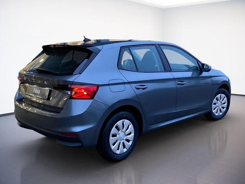 Neu Skoda Fabia Essence 95 PS (69 kW) 2025 Grau Limousine