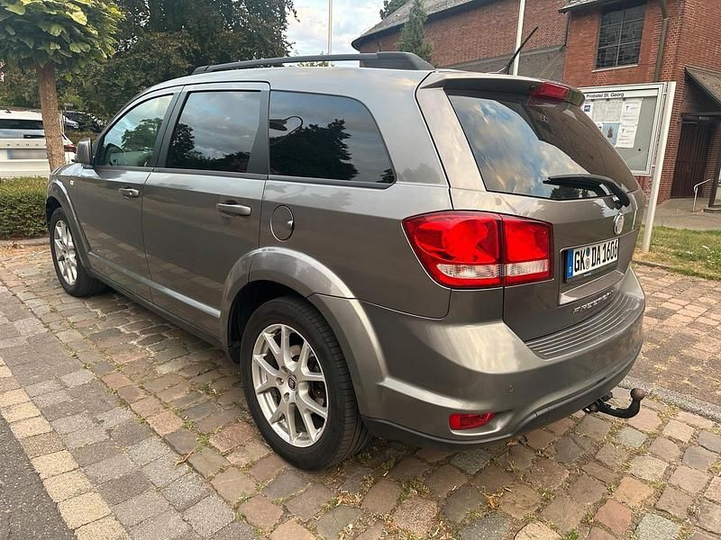 Gebraucht Fiat Freemont 140 PS (102 kW) 2012 Grau SUV