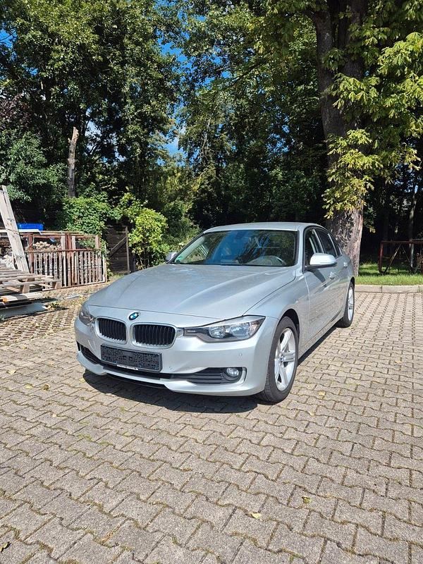 Silber Gebraucht 2015 BMW 316 Comfort Edition Limousine | 13.900 € (Fairer Preis) - Bild 1/4