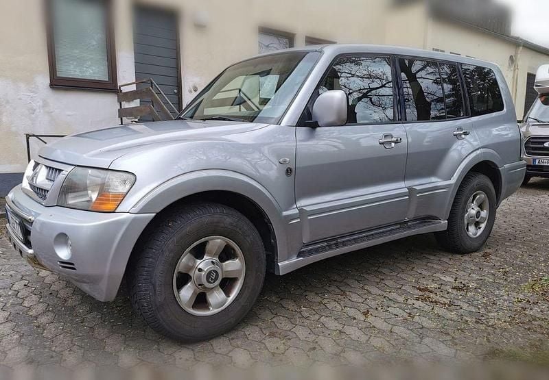 Silber Gebraucht 2007 Mitsubishi Pajero SUV | 12.900 € (Etwas zu teuer) - Bild 1/4