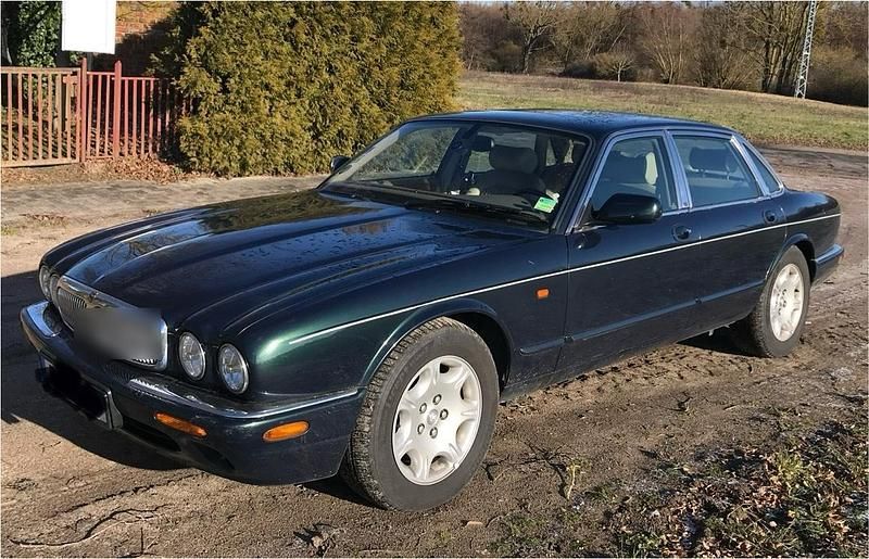 Grün Gebraucht 2020 Jaguar XJ8 Limousine | 6.900 € - Bild 1/4