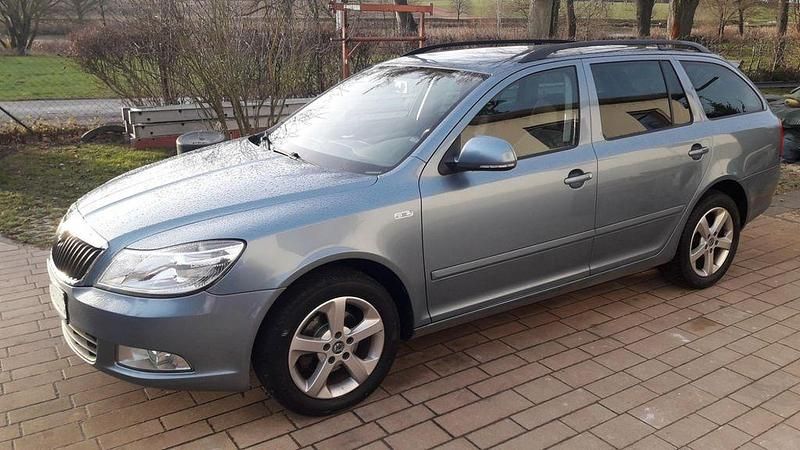 Blau Gebraucht 2012 Skoda Octavia Family Kombi | 7.990 € (Etwas zu teuer) - Bild 1/4