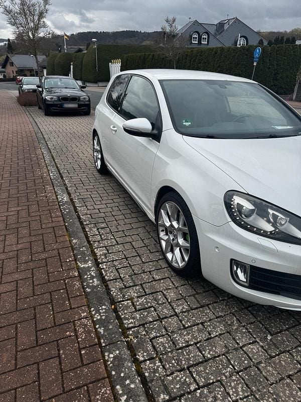 Gebraucht VW Golf Edition 211 PS (155 kW) 2011 Weiß Coupé